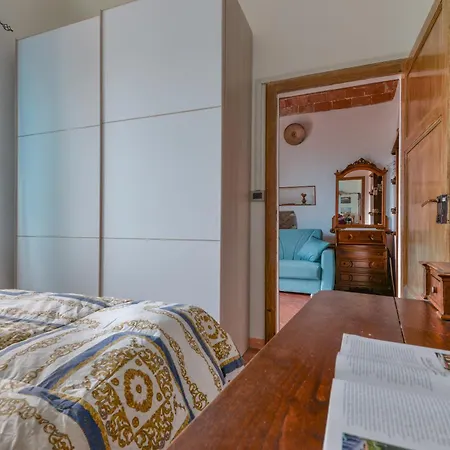 Nadine - Bilocale In Centro Marciana